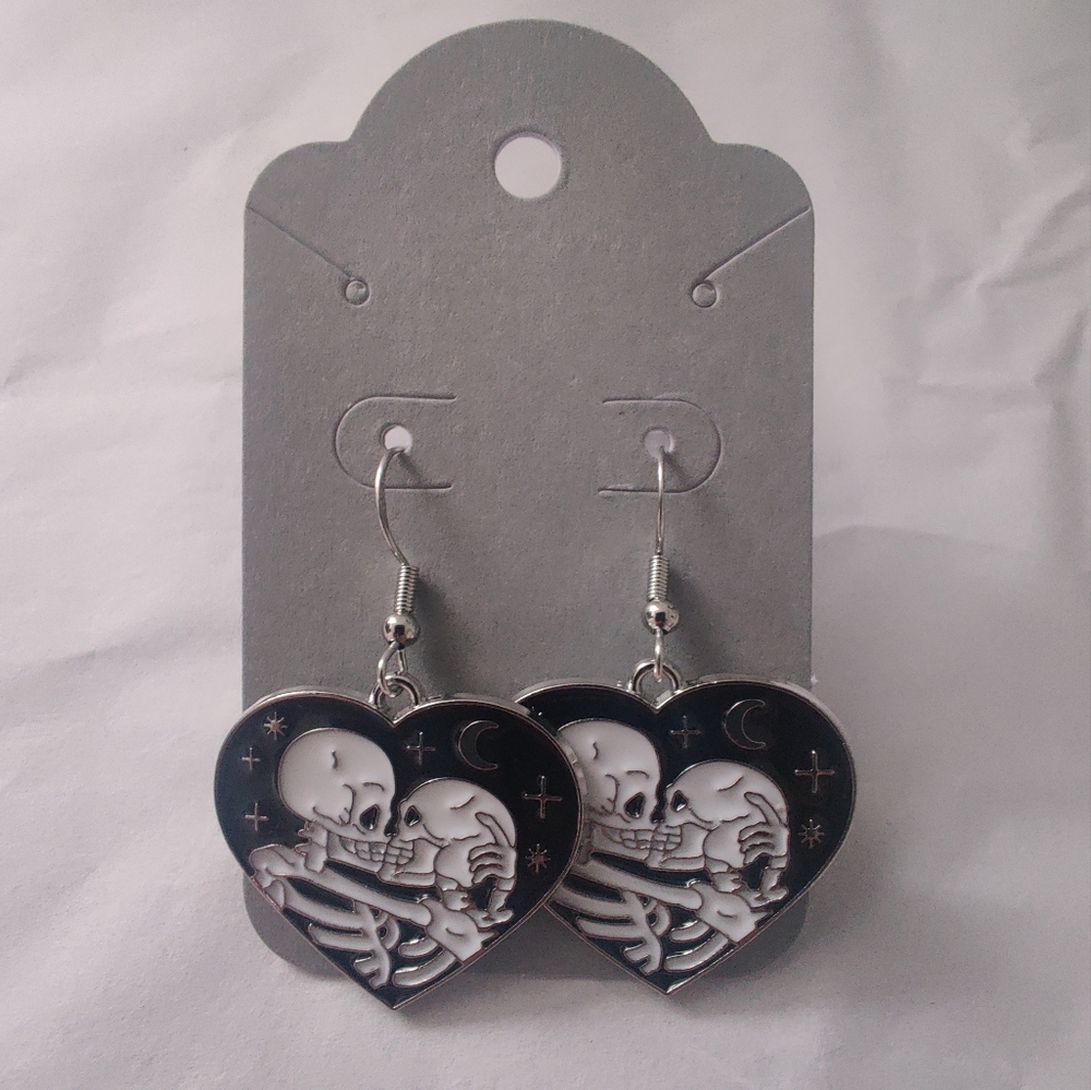 (2/$15) 🆕 Handmade Heart Kissing Skeletons Halloween Goth Love Earrings Set